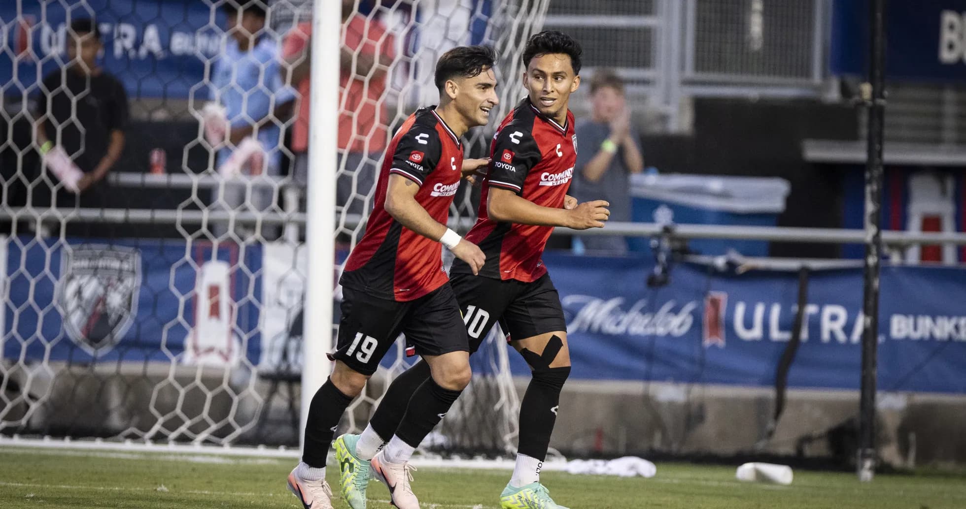Jugadores celebrando un gol en el partido