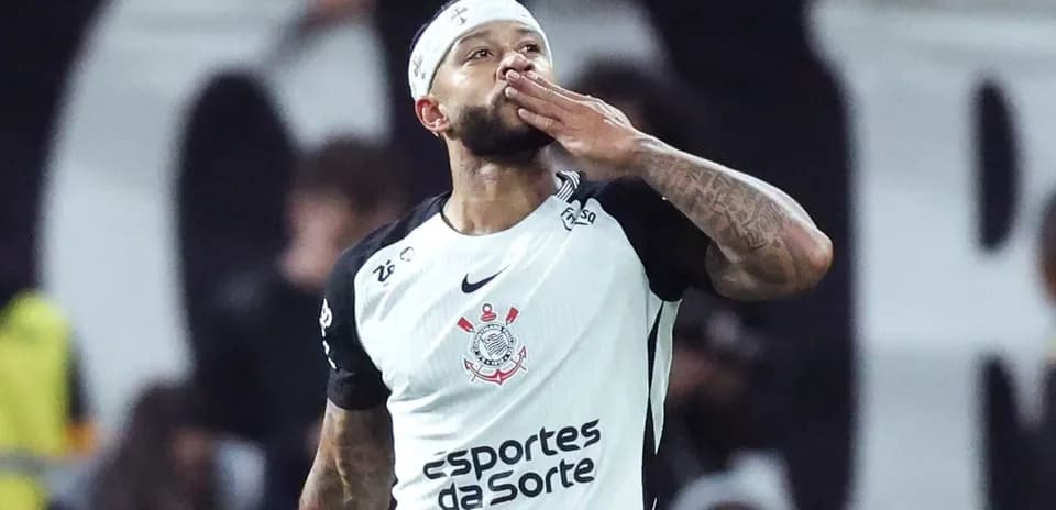 Jugador de Corinthians celebra con beso tras gol