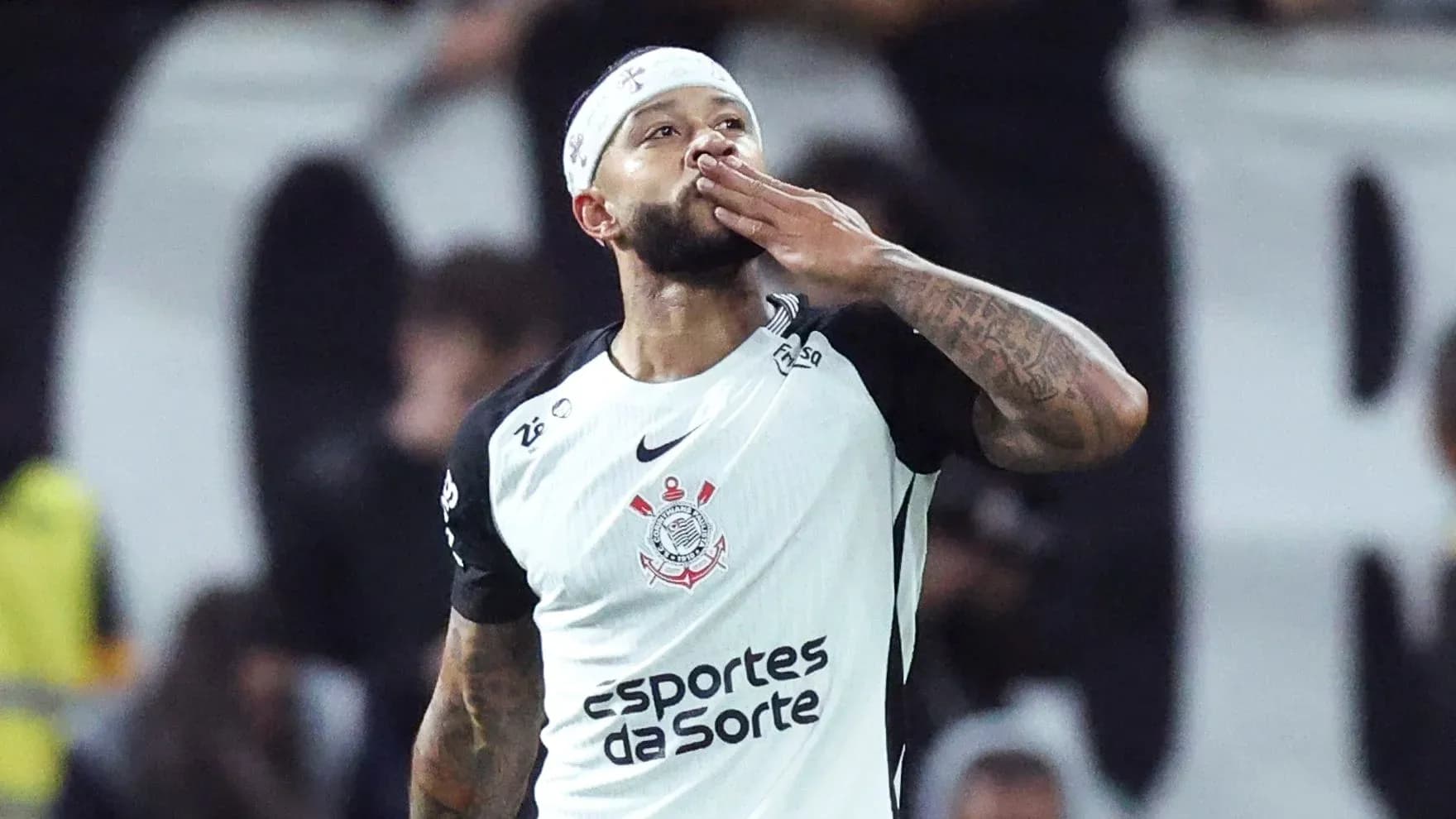 Jugador de Corinthians celebra con beso tras gol
