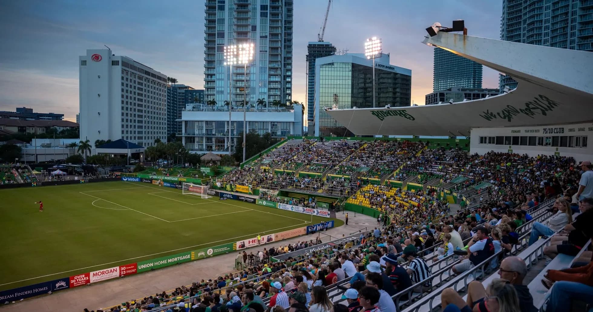 Vista del estadio con aficionados en el partido