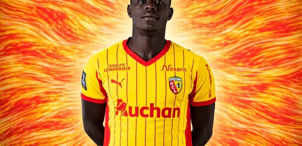Jugador de fútbol con camiseta amarilla y roja