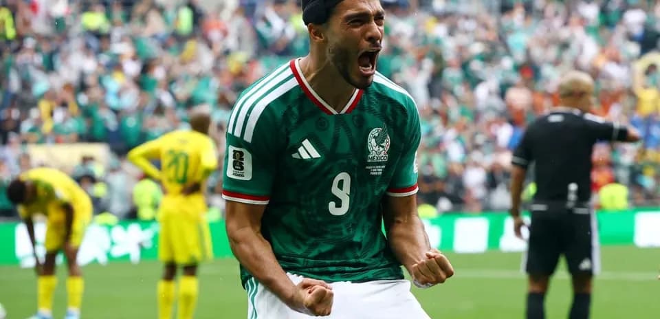 Jugador de México celebra un gol en el Mundial