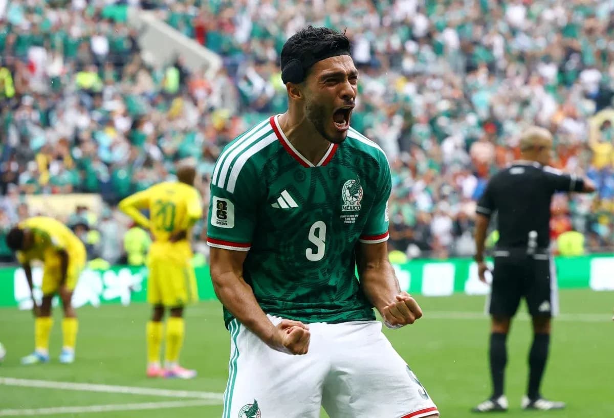 Jugador de México celebra un gol en el Mundial