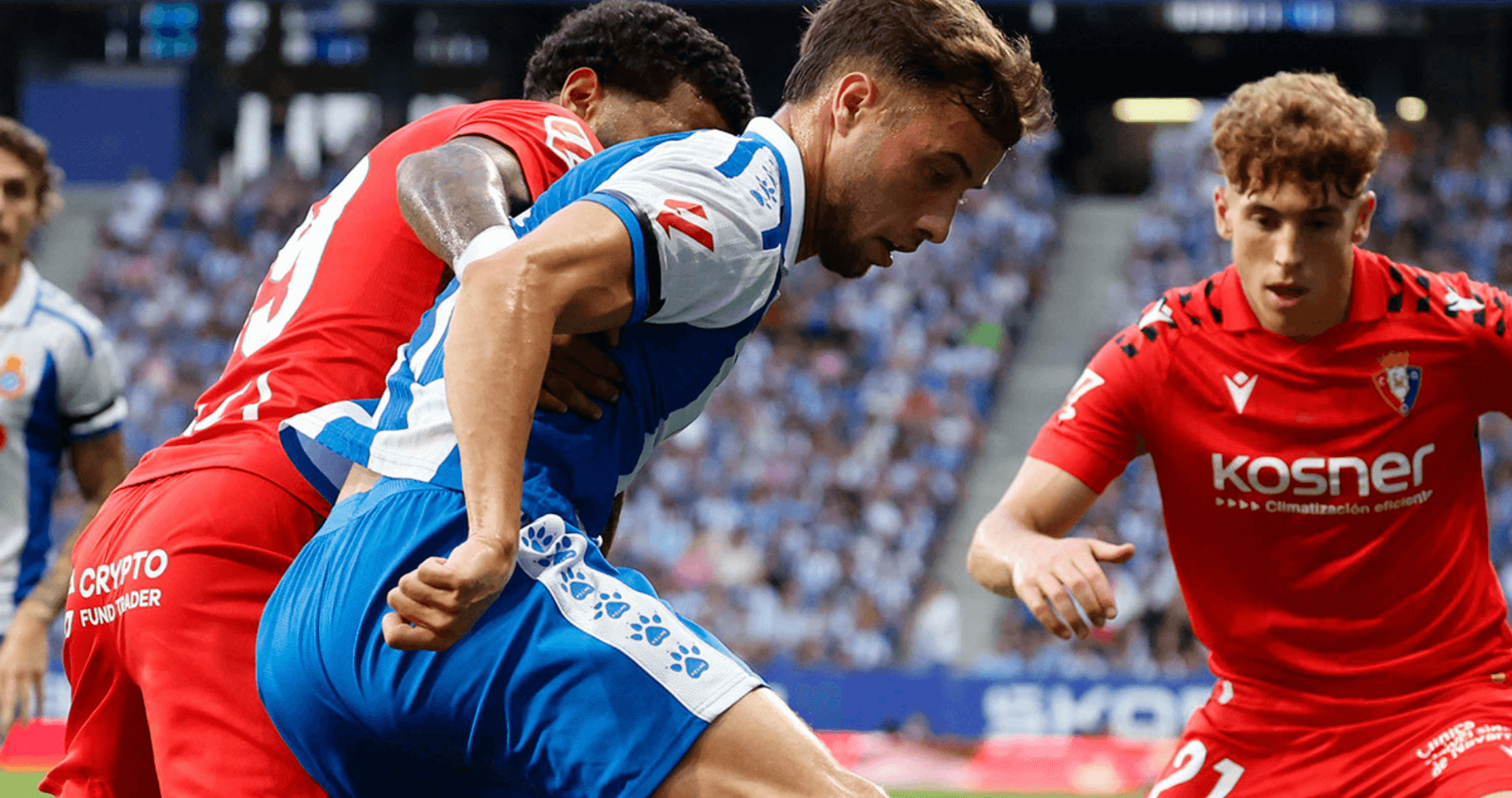 Jugadores de Osasuna y Espanyol compitiendo por el balón
