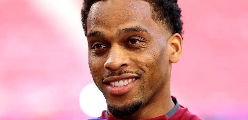 Jugador sonriendo durante una entrevista