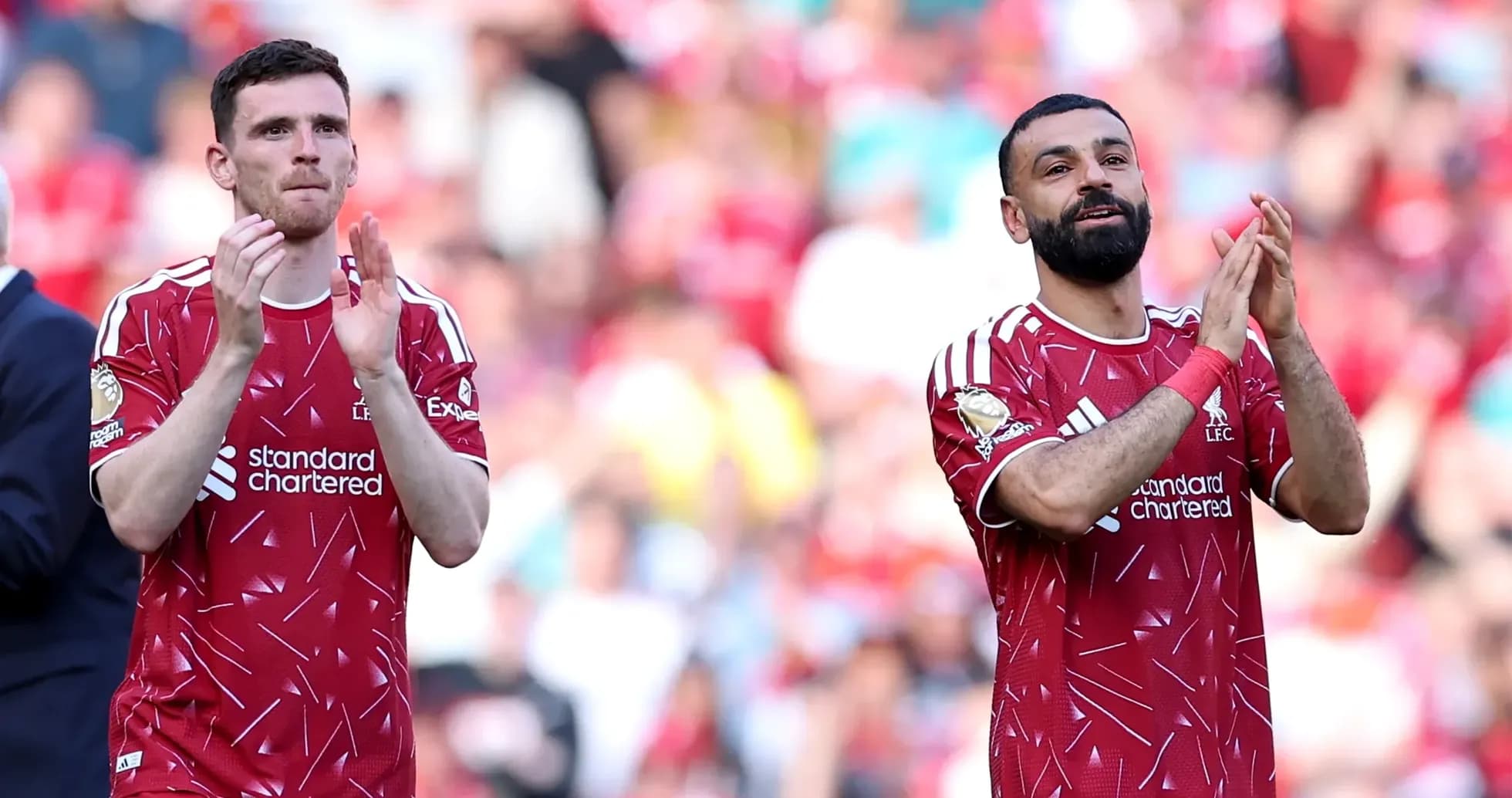 Jugadores de Liverpool aplaudiendo a la afición
