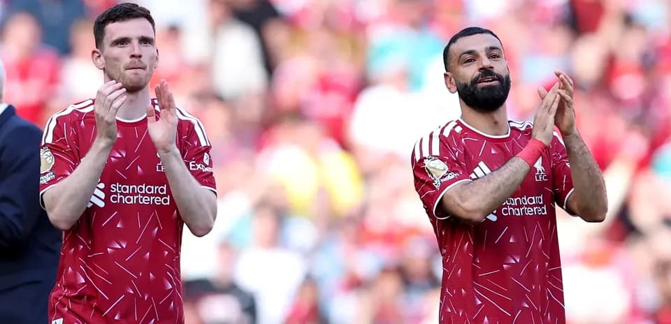 Jugadores de Liverpool aplaudiendo a la afición