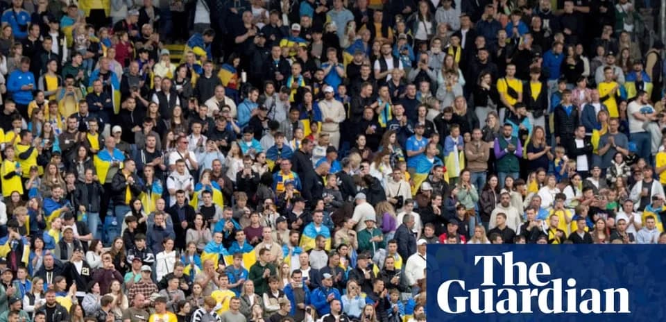 Multitud de aficionados en un estadio animando
