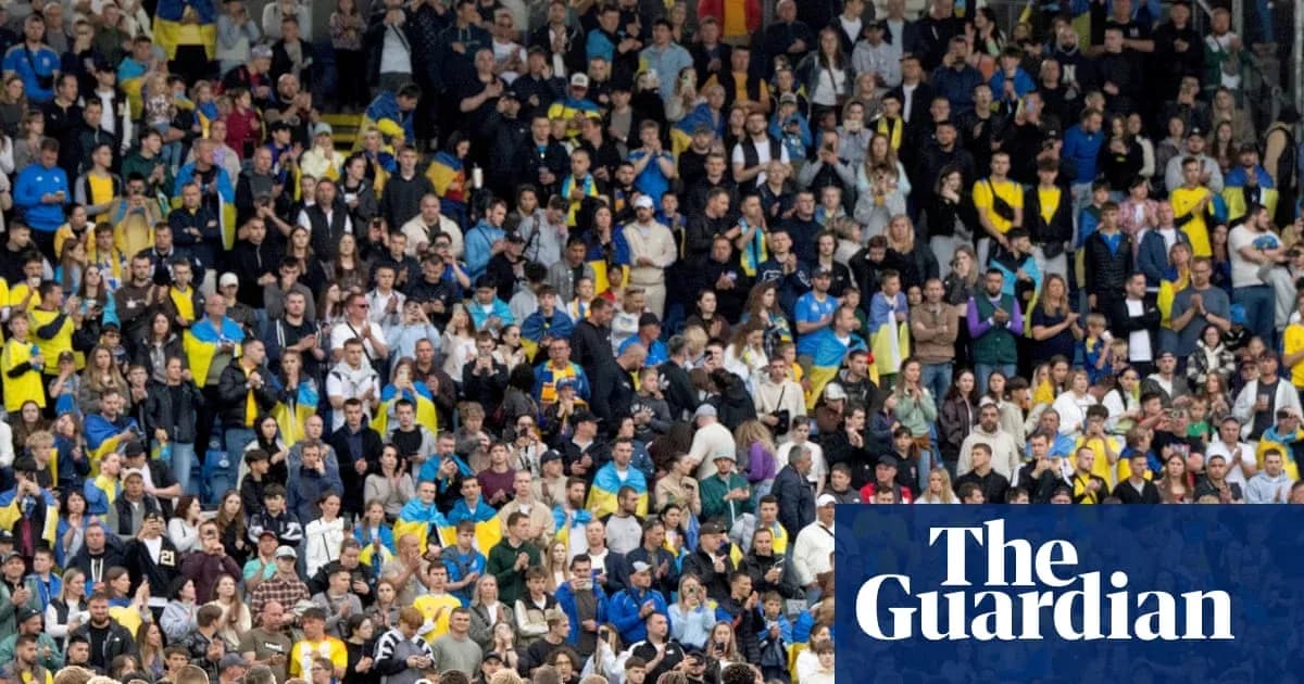 Multitud de aficionados en un estadio animando