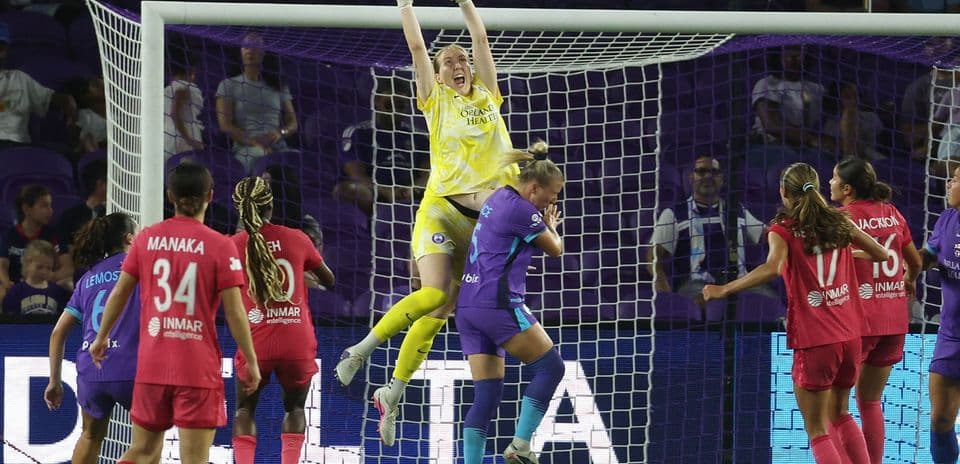 Portera de Orlando Pride atrapando el balón