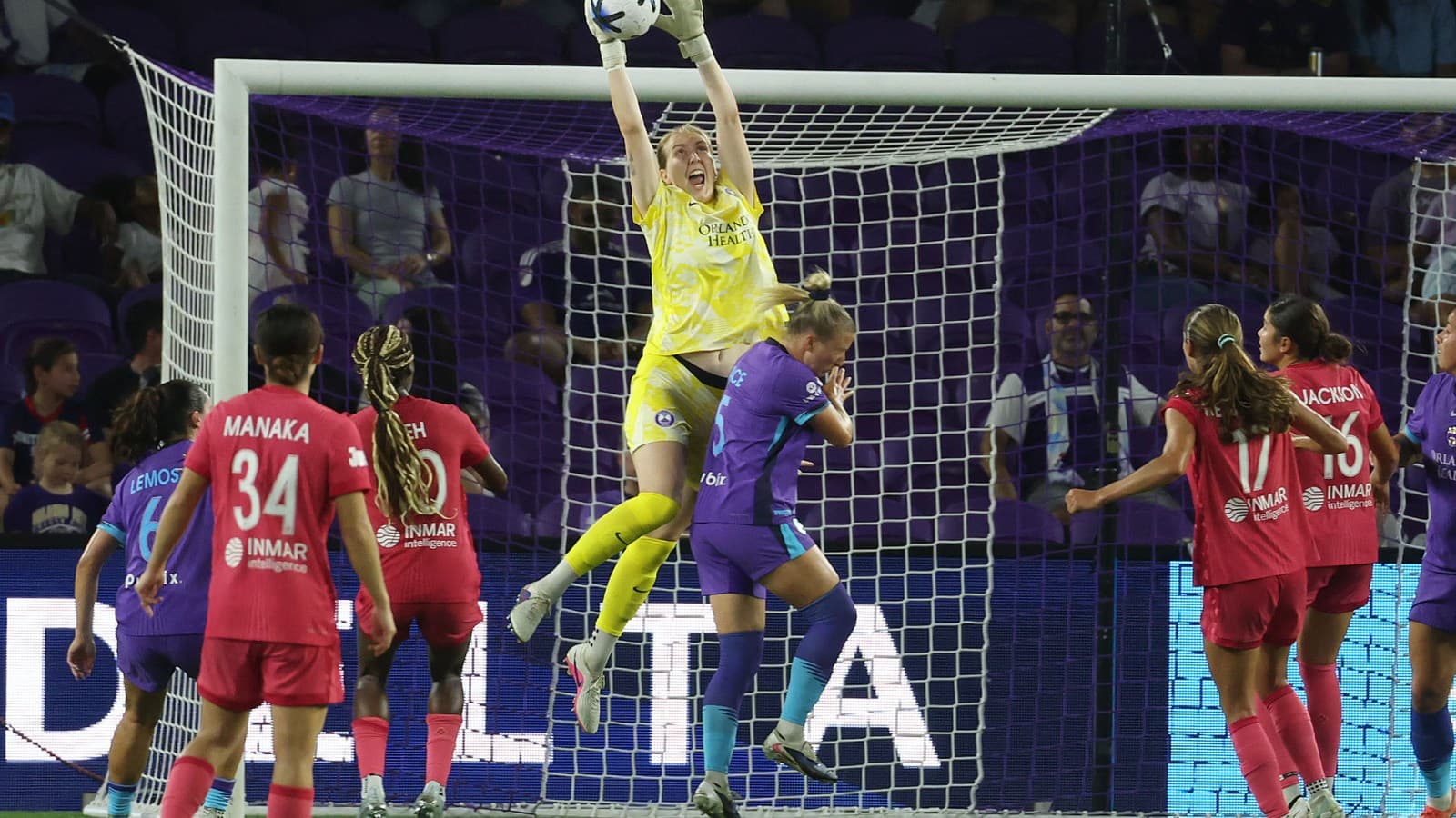Portera de Orlando Pride atrapando el balón