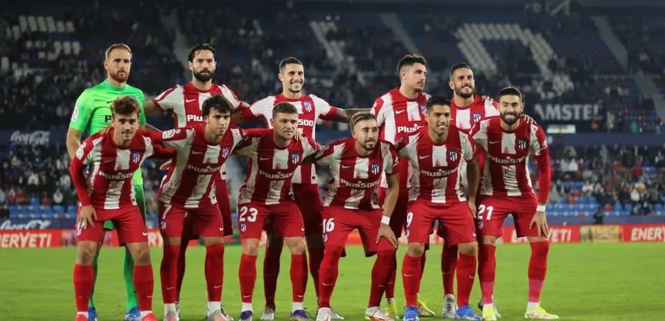 Equipo de Atlético Madrid posando en el campo