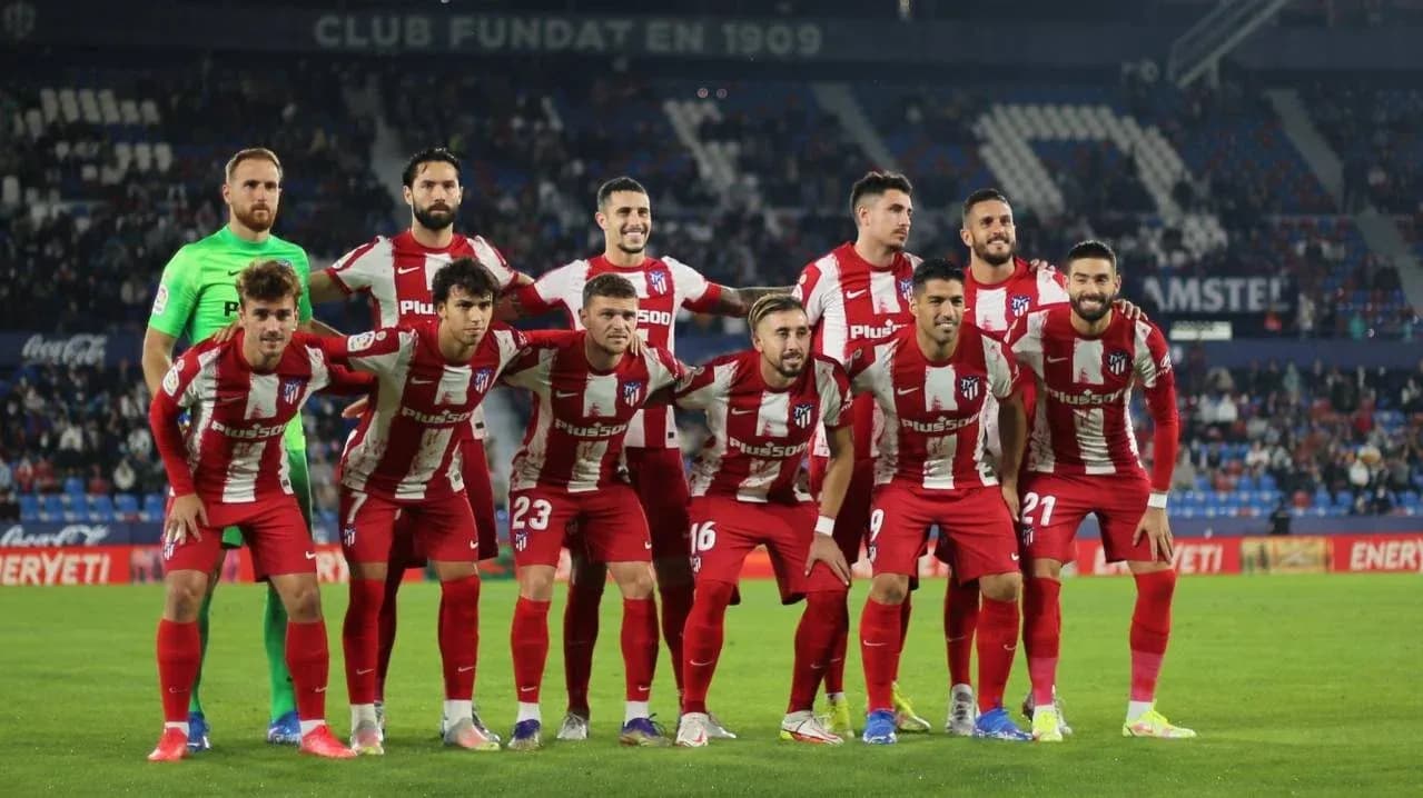 Equipo de Atlético Madrid posando en el campo