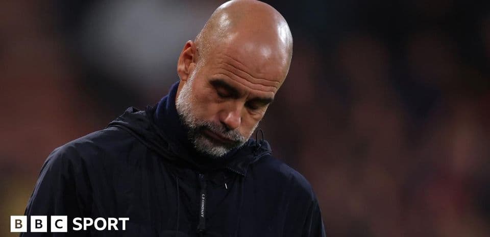 Entrenador mirando hacia abajo durante el partido