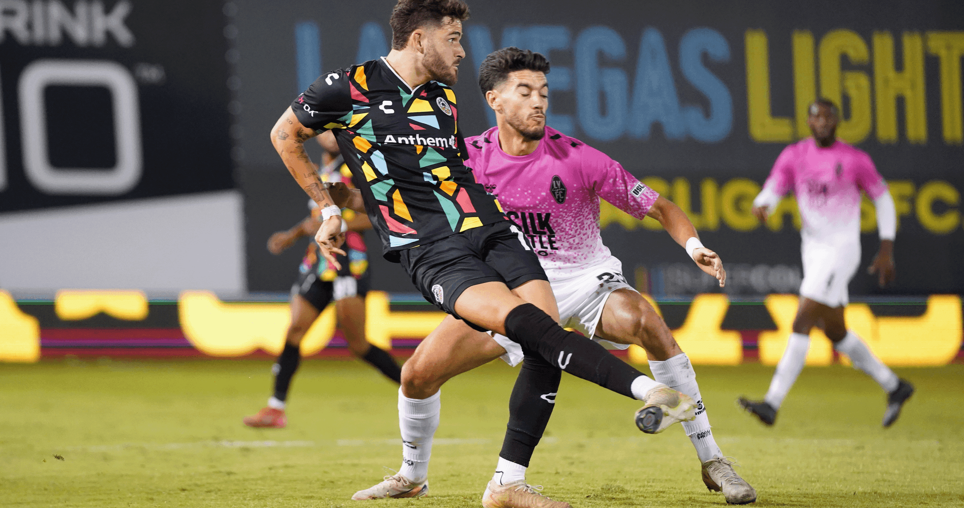 Jugadores en acción durante el partido de fútbol