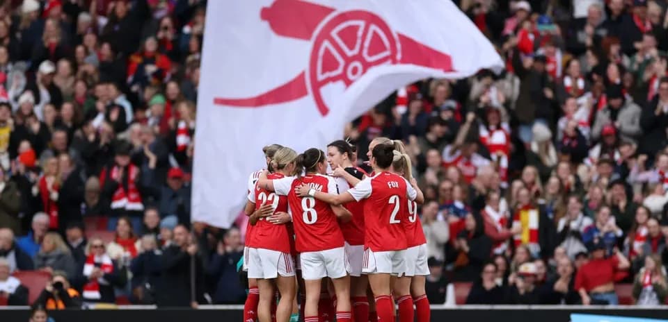 Jugadoras del Arsenal celebrando con bandera