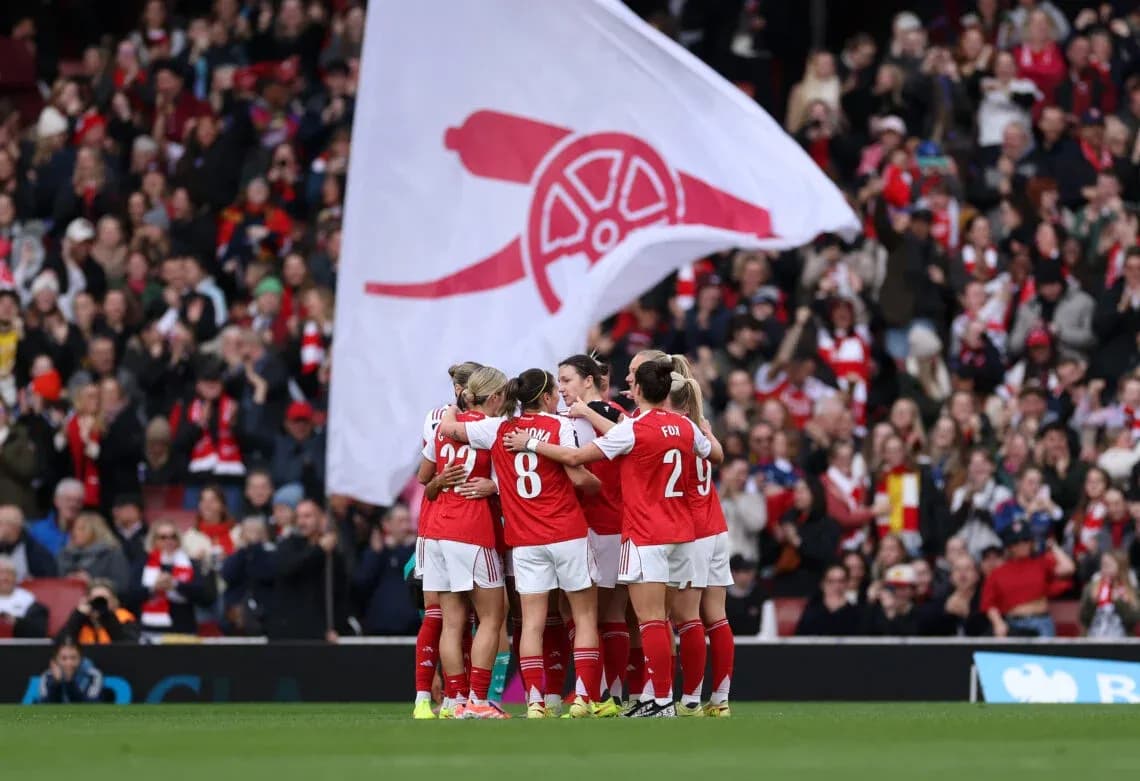 Jugadoras del Arsenal celebrando con bandera