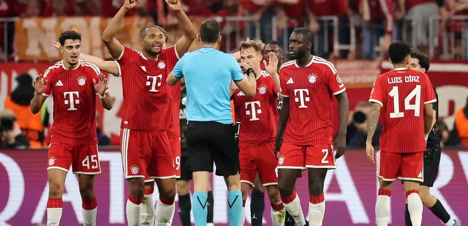 Jugadores de Bayern celebrando con el árbitro