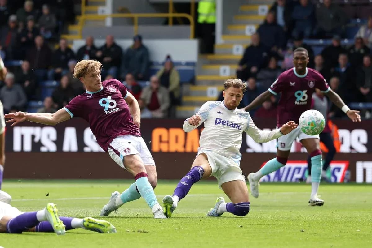 Jugador de Burnley en acción durante el partido