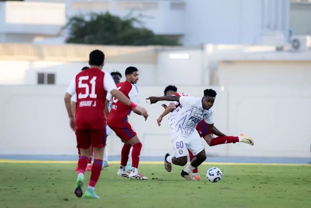 Jugador de Al Ain U23 driblando en el partido