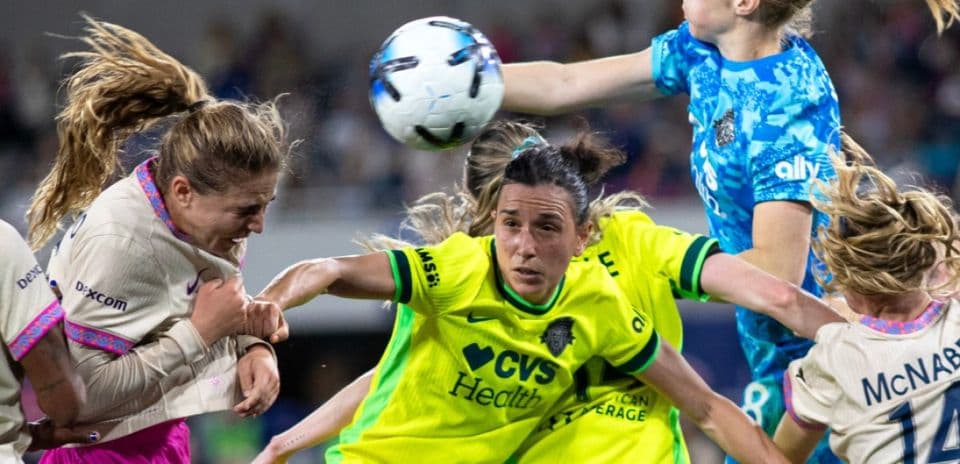 Jugadora del Houston Dash golpeando el balón