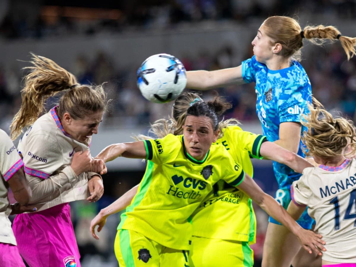 Jugadora del Houston Dash golpeando el balón