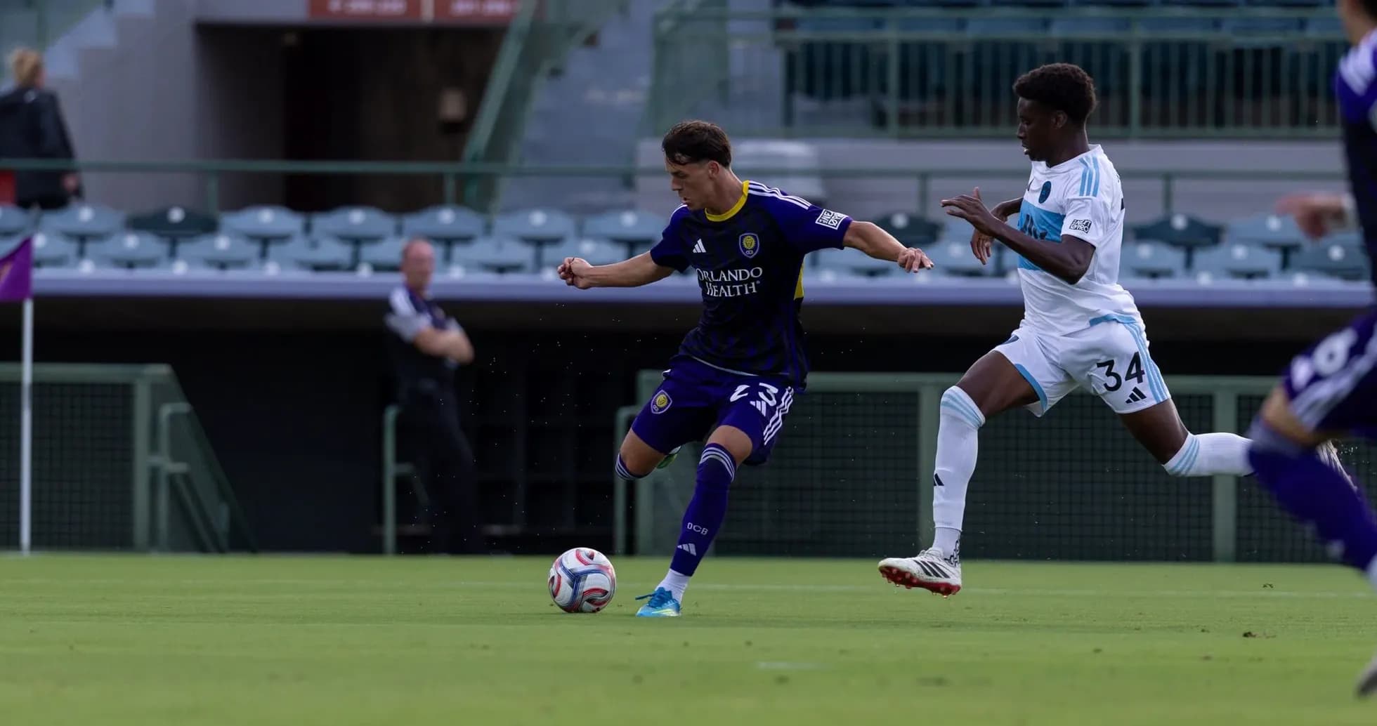 Jugador de Orlando City II corriendo con el balón
