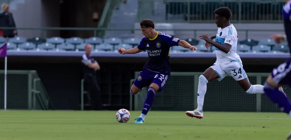 Jugador de Orlando City II corriendo con el balón