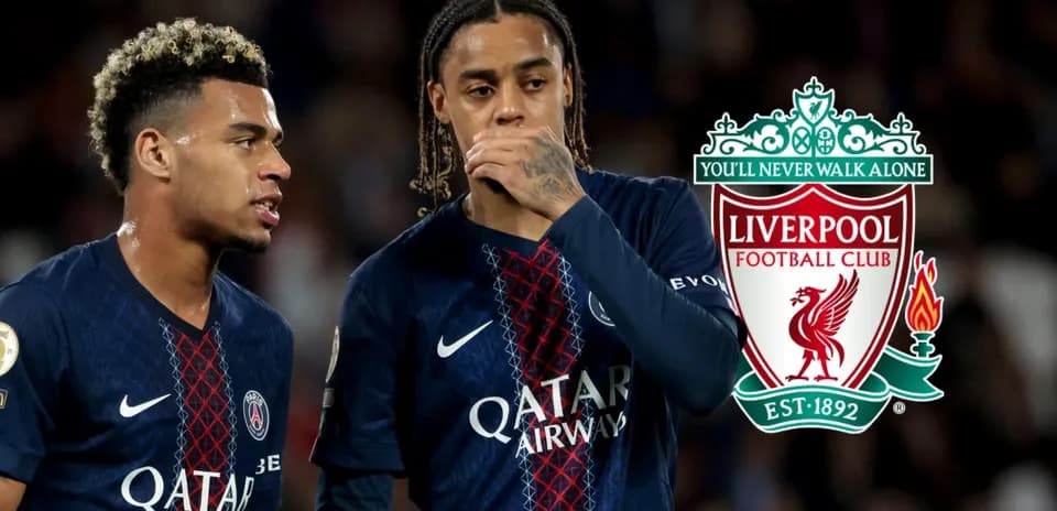 Jugadores de PSG conversando durante el partido