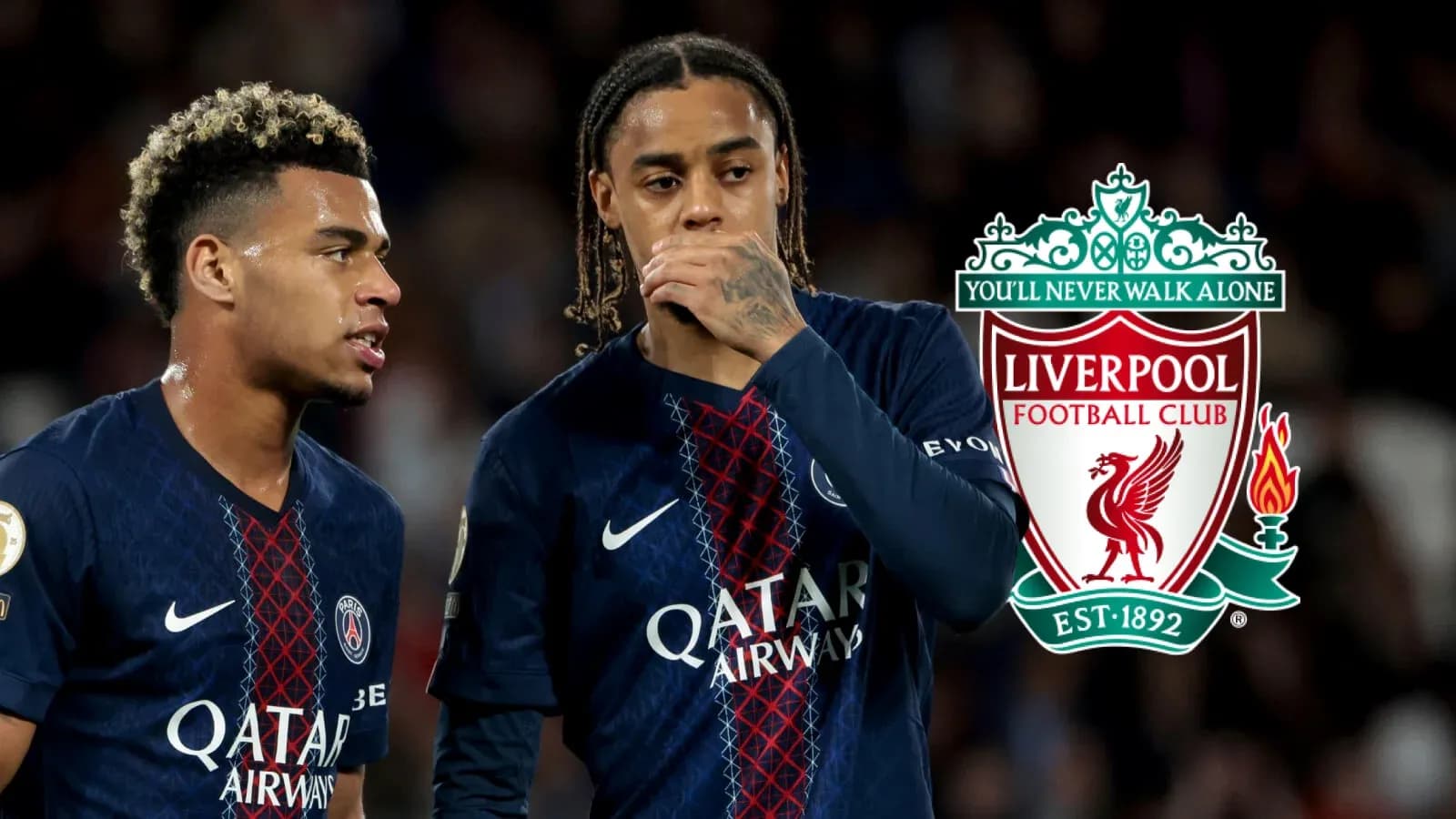 Jugadores de PSG conversando durante el partido