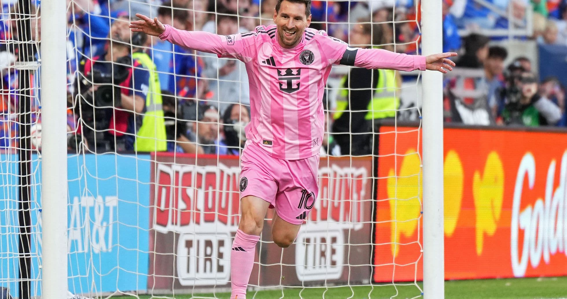 Lionel Messi celebrando un gol en partido de fútbol