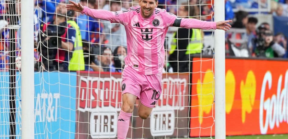 Lionel Messi celebrando un gol en partido de fútbol