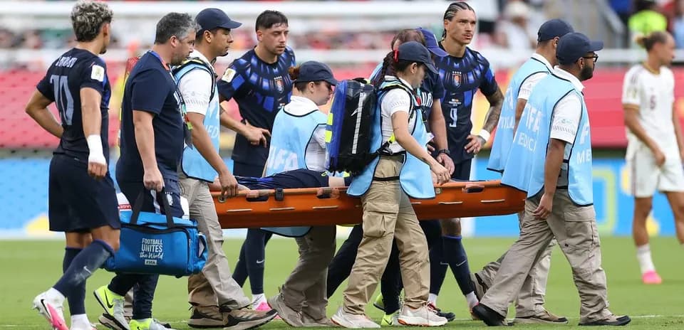 Equipo médico transportando a jugador en camilla