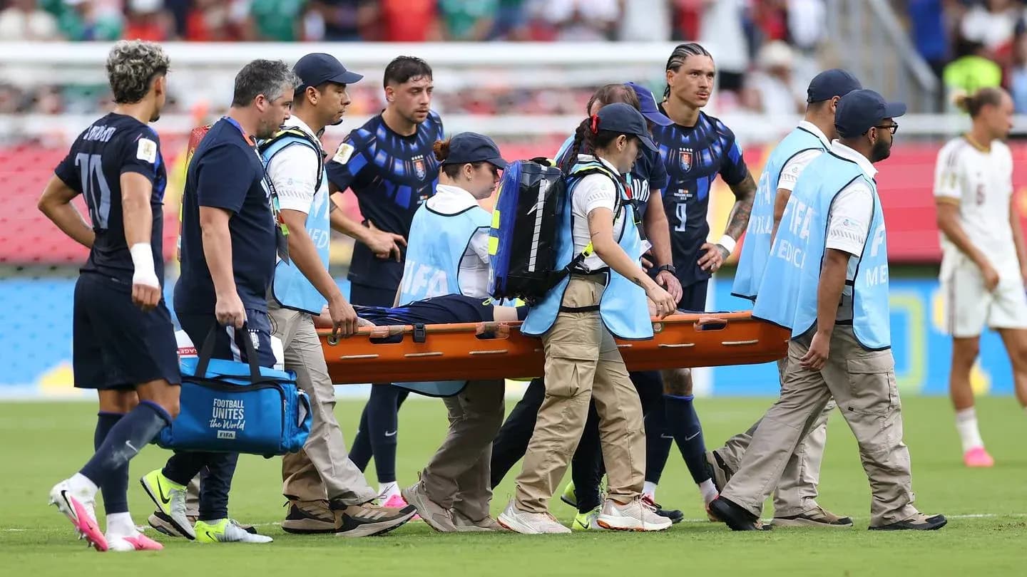 Equipo médico transportando a jugador en camilla