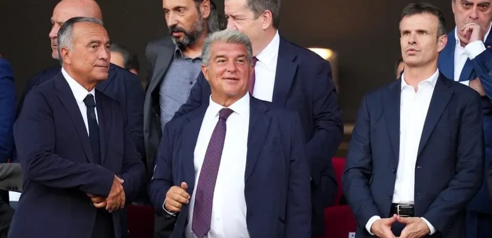 Dirigentes en el palco durante un evento deportivo