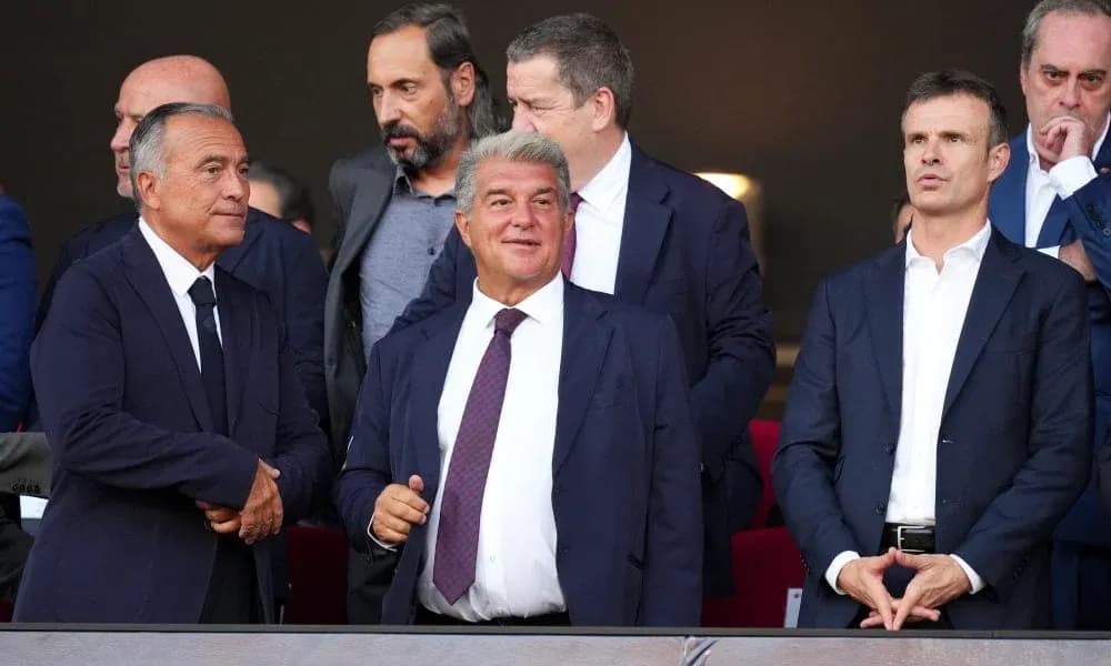 Dirigentes en el palco durante un evento deportivo