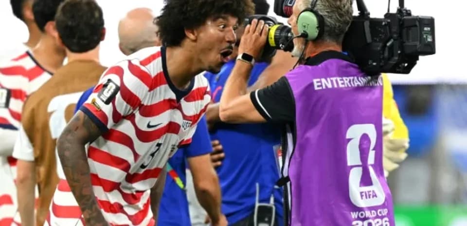 Jugador de Estados Unidos celebrando frente a cámara
