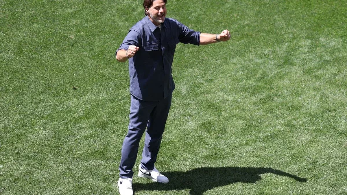 Entrenador celebrando en el campo de juego