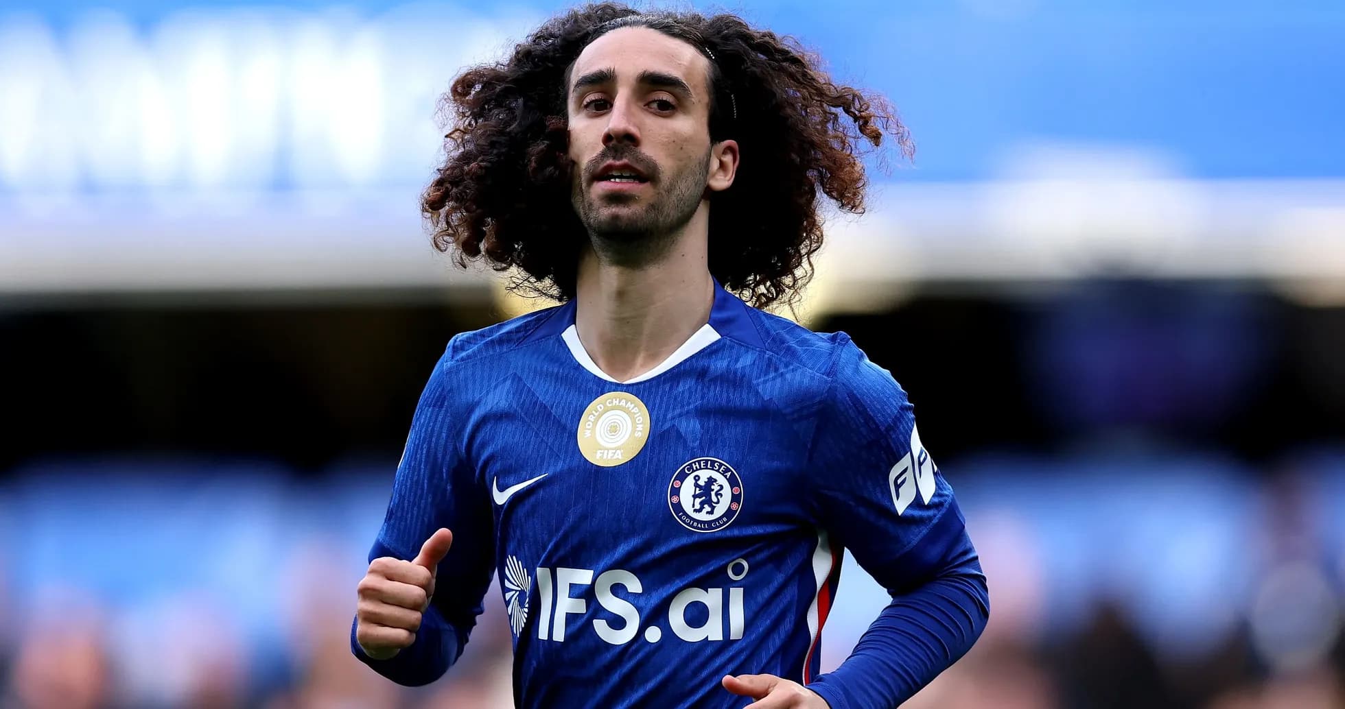 Jugador de Chelsea corriendo en el campo de juego
