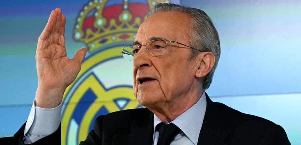 Presidente hablando en conferencia con logo del club
