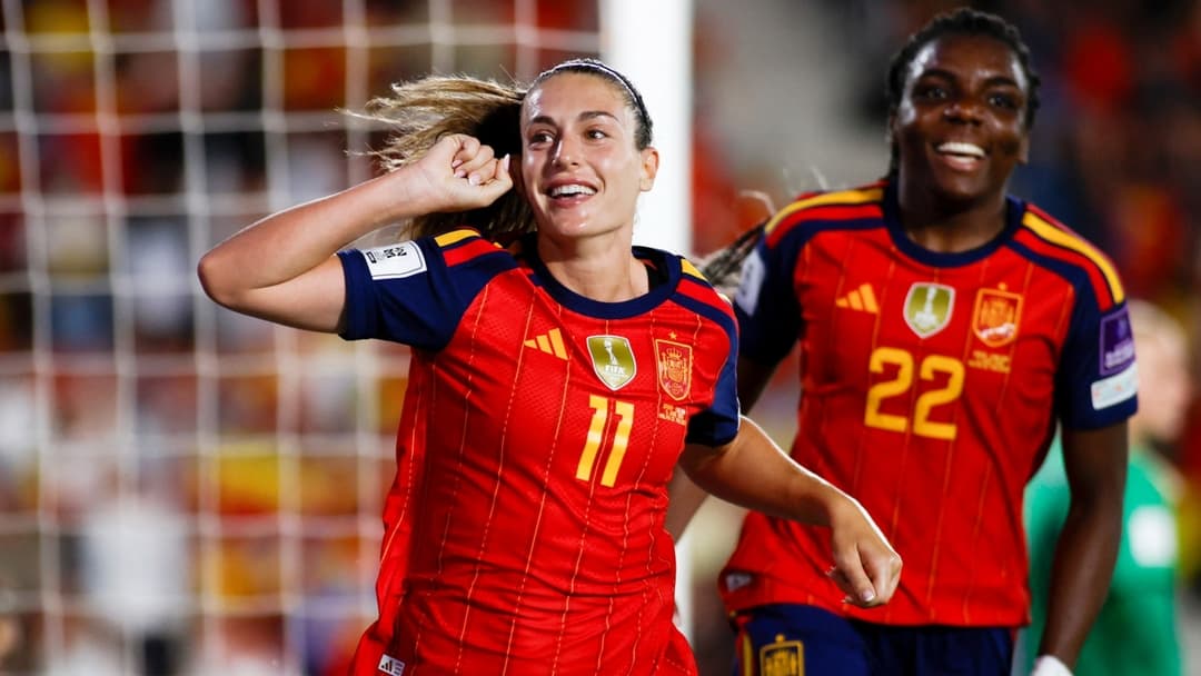 Jugadora de España celebrando un gol con compañera
