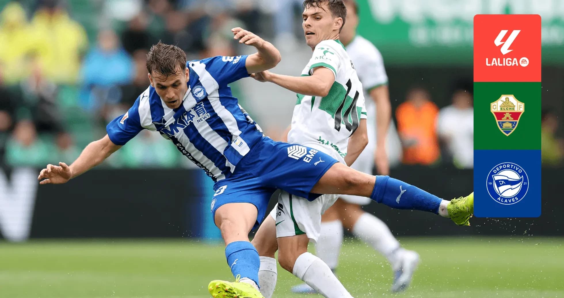 Elche y Alavés luchando por el balón