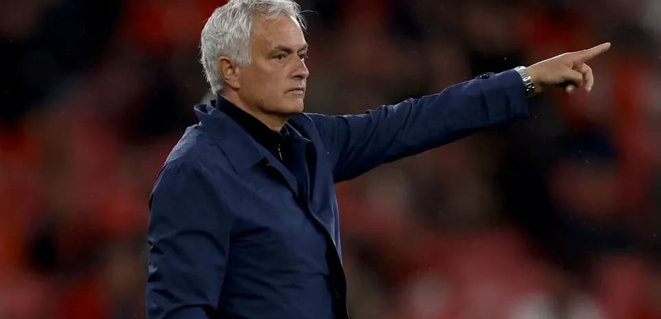 Entrenador dirigiendo a su equipo durante el partido