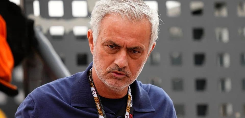 Entrenador mirando hacia la cámara en evento