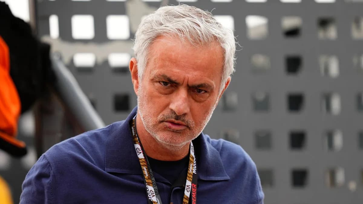 Entrenador mirando hacia la cámara en evento