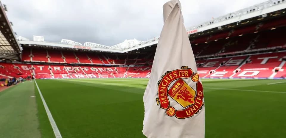 Bandera de esquina en el estadio Old Trafford