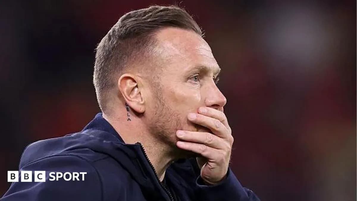 Entrenador preocupado durante el partido