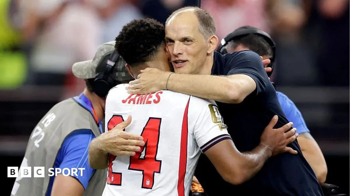 Entrenador abrazando a jugador tras el partido