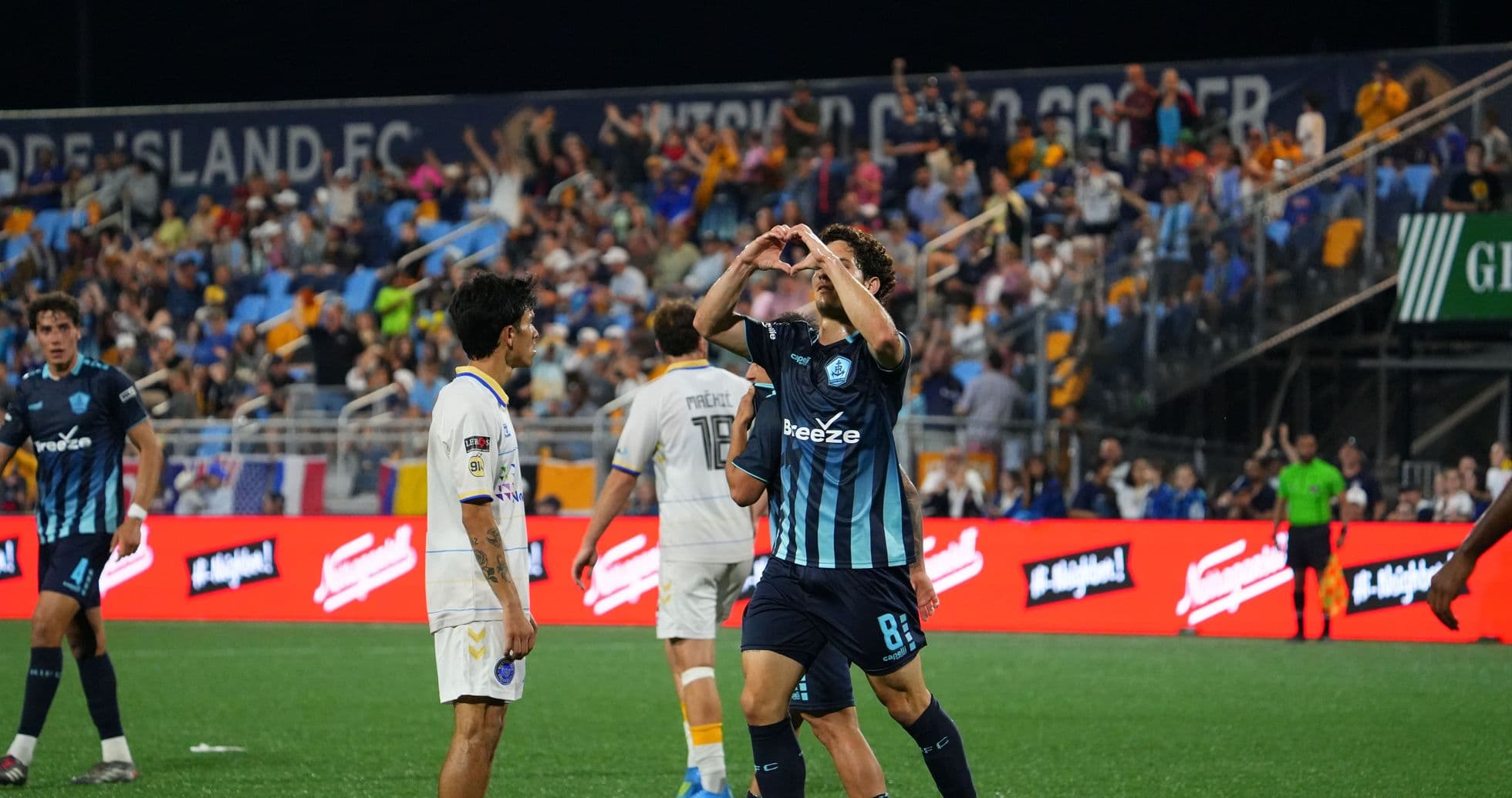 Jugador celebrando en el partido Rhode Island vs Westchester SC