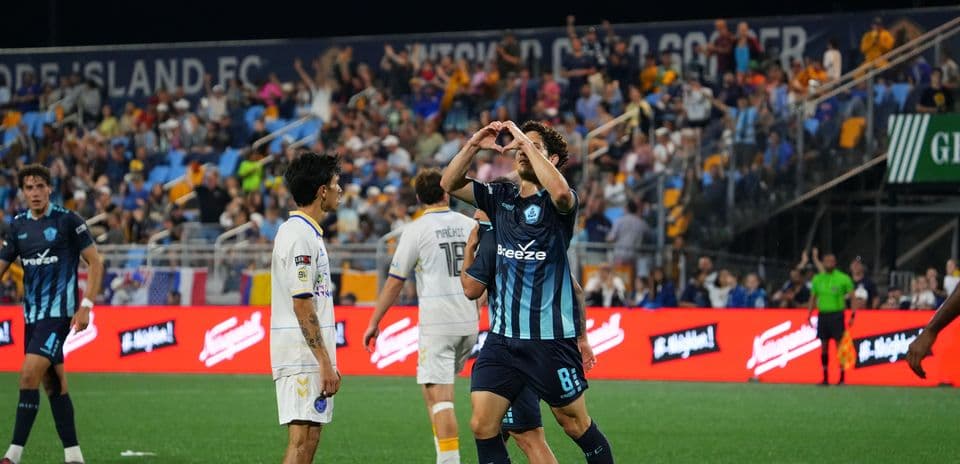 Jugador celebrando en el partido Rhode Island vs Westchester SC
